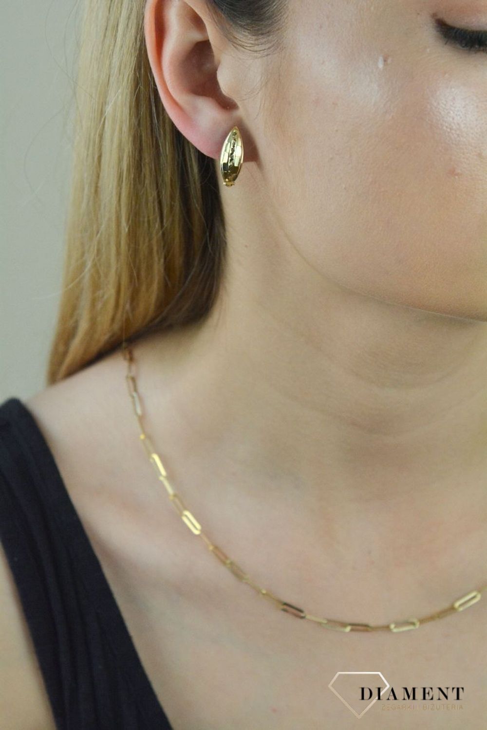 Kolczyki złote grawerowane pr 585 KL 7579B. Delikatne złote kolczyki na angielskie zapięcia wykonane są z 14-karatowego złota idealnie będą prezentowały się do codziennego uż.jpg